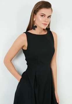 LELA Crew Neck Pleated Midi - Cocktailjurk - Black -Geselecteerde Modieuze Dameskledingwinkels 05a9b182ae4a4eb4ba70a05dd21cde3f