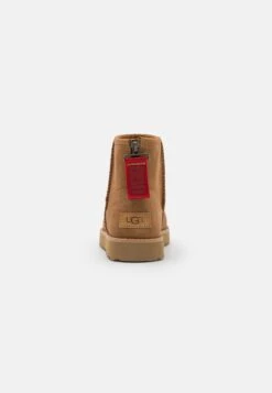 Ugg Classic Mini Logo Zip - Korte Laarzen - Chestnut 9 Ugg Classic Mini Logo Zip - Korte Laarzen - Chestnut -Geselecteerde Modieuze Dameskledingwinkels 32018fa881d0416b9ff8c56586cf1ca5