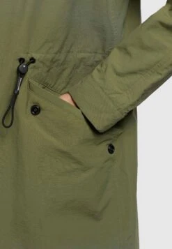 Khujo Marnia - Regenjas - Olivgrün -Geselecteerde Modieuze Dameskledingwinkels 4e3dbc60eec949a29c27a5518a2dbfac