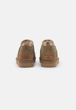 Ugg Korte Laarzen - Marrone 12 Ugg Korte Laarzen - Marrone -Geselecteerde Modieuze Dameskledingwinkels 55d033a2145a4c5d840dfd15f0ca981f