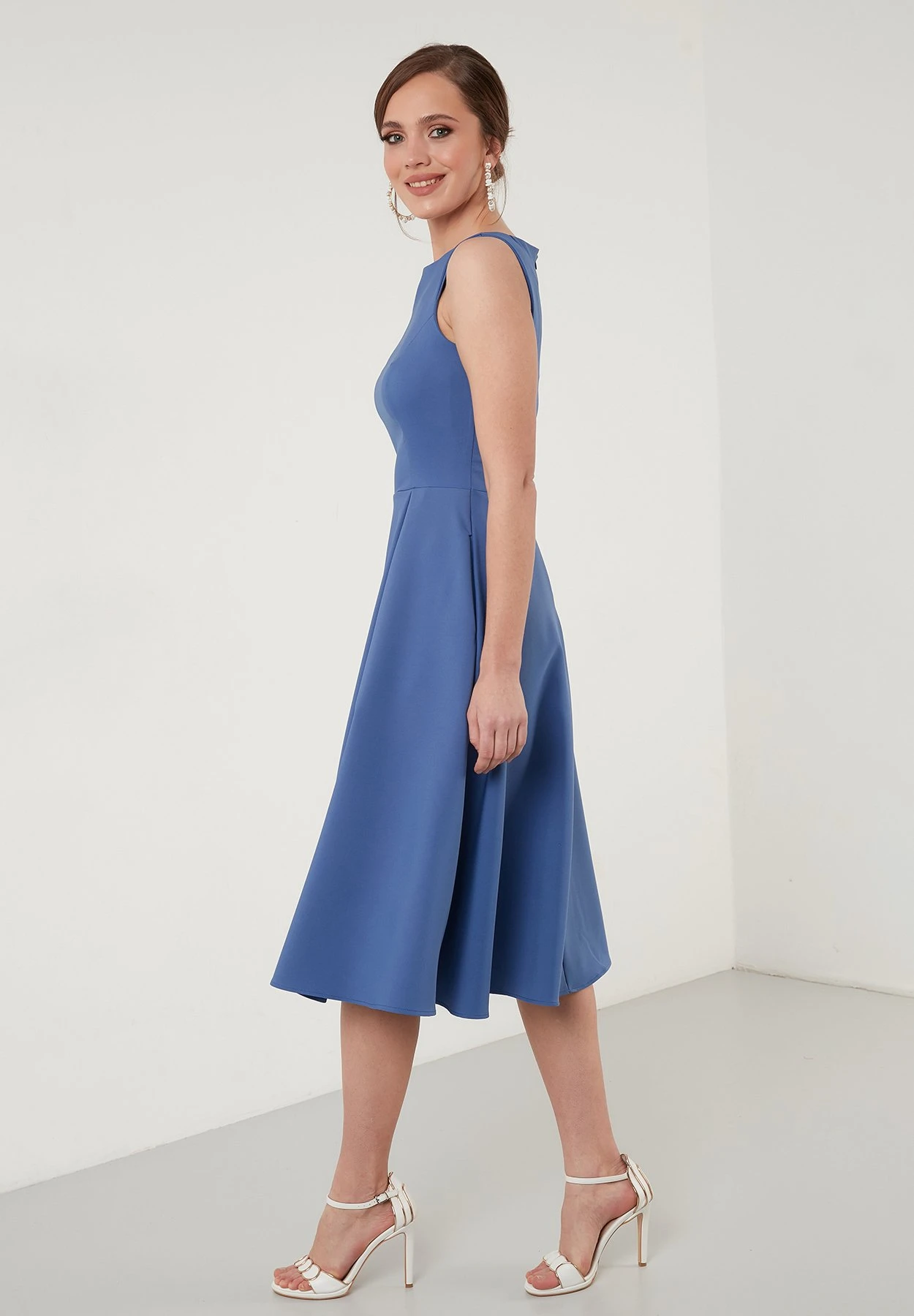 LELA Crew Neck Pleated Midi - Cocktailjurk - Indigo 4 LELA Crew Neck Pleated Midi - Cocktailjurk - Indigo - Afbeelding 4