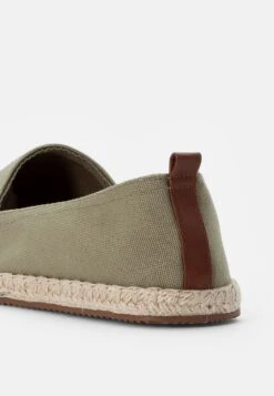 Pier One Rena Espadrille Unisex - Espadrilles - Olive -Geselecteerde Modieuze Dameskledingwinkels 8b1ef3dce9d344a08d816af96a53324d
