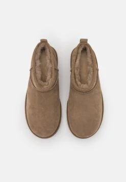 Ugg Korte Laarzen - Marrone 11 Ugg Korte Laarzen - Marrone -Geselecteerde Modieuze Dameskledingwinkels 9451e972d49640cc8697301a538f79e4