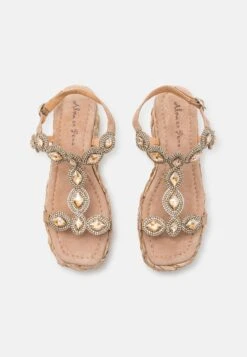 Alma En Pena Sandalen Met Sleehak - Beige -Geselecteerde Modieuze Dameskledingwinkels 95ad3eb72c8b4812b064e413e60bd6f5