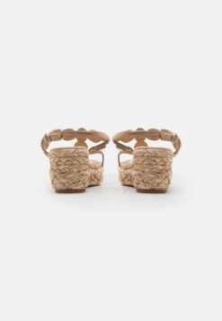 Alma En Pena Sandalen Met Sleehak - Beige -Geselecteerde Modieuze Dameskledingwinkels b515a4cbbd6d4779b7f937298e61c6dd