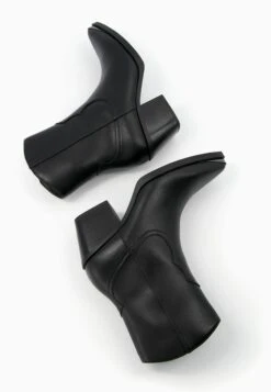 BERSHKA Heeled With Metallic Toe - Cowboy-/Bikerlaarsjes - Black -Geselecteerde Modieuze Dameskledingwinkels c1128abf442a45fb9d9131dd02219a12