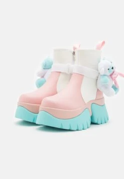 KOI FOOTWEAR Melanie Martinez Sweet Teddy Bear Platform Boots - Korte Laarzen - Blue/Pink/White -Geselecteerde Modieuze Dameskledingwinkels c1a669c57b2b40fba289021b1425f5ac