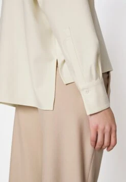DRYKORN Cloelia - Blouse -Off White -Geselecteerde Modieuze Dameskledingwinkels c4bc0ca4918e496bb3b6ecbcc1751693