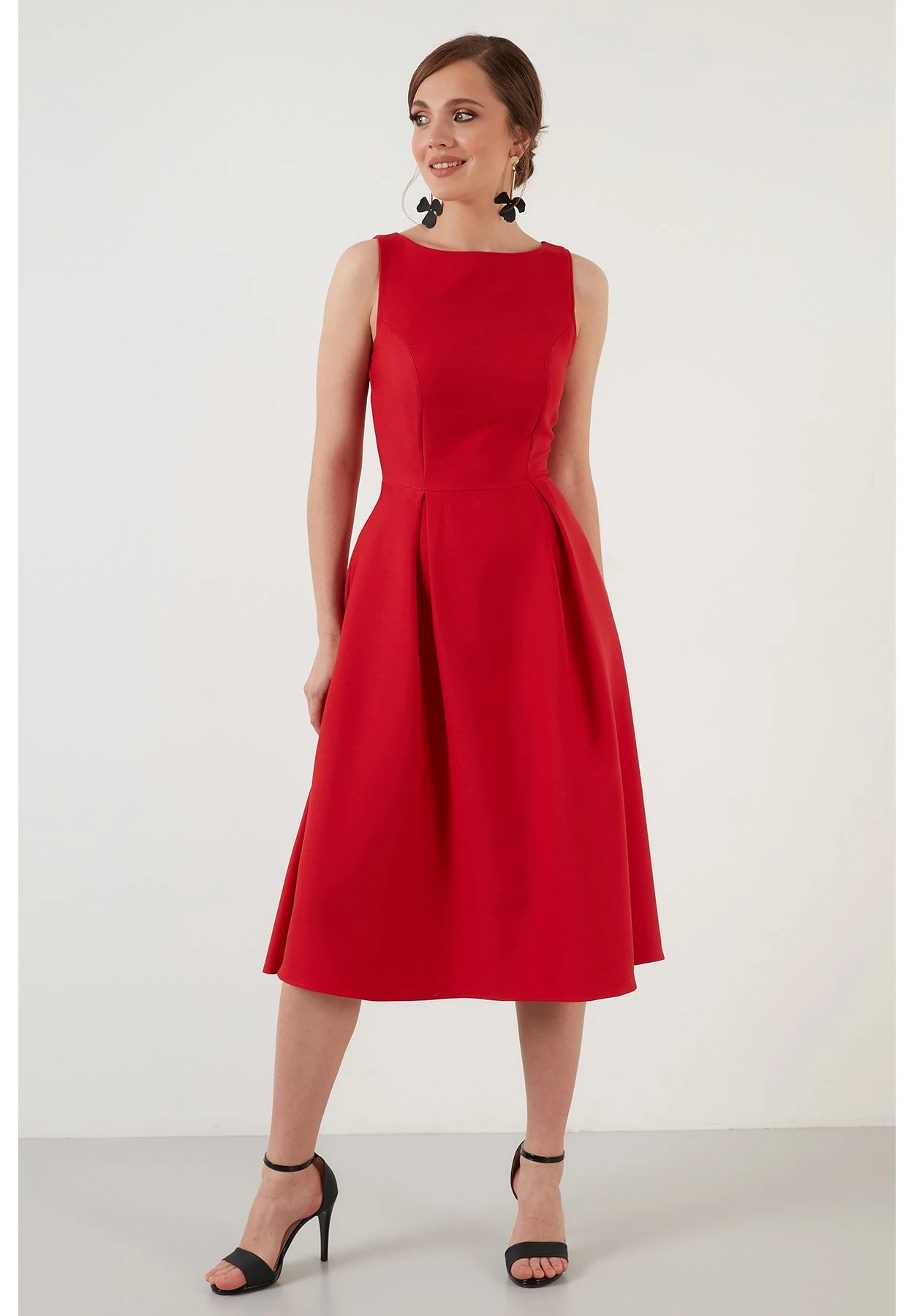 LELA Crew Neck Pleated Midi - Cocktailjurk - Red 3 LELA Crew Neck Pleated Midi - Cocktailjurk - Red - Afbeelding 3