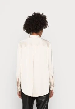 Anna Field Overhemdblouse - Nude 7 Anna Field Overhemdblouse - Nude -Geselecteerde Modieuze Dameskledingwinkels d440f1564b214990b8800f83f8491c11